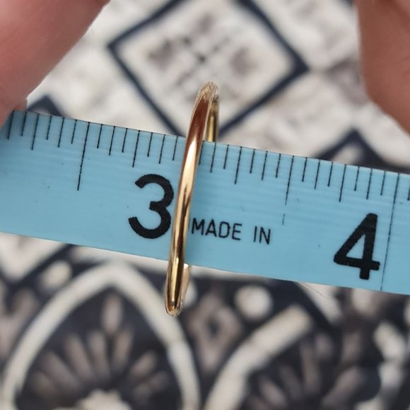 Gold hoop earring - Picture 6 of 16